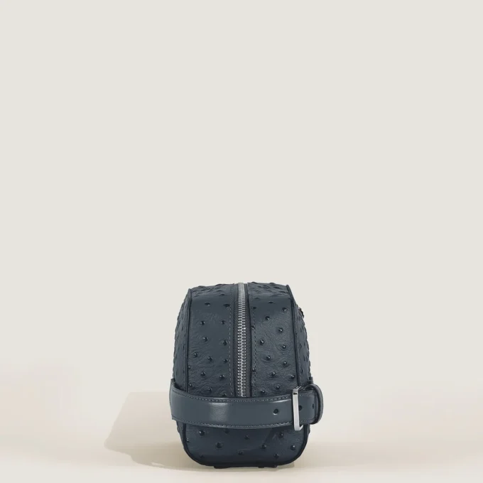 Neceser de viaje en piel con relieve de avestruz Neceser de viaje en piel con relieve de avestruz